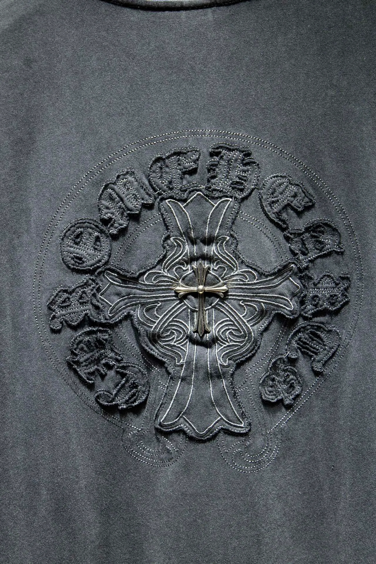 P190 🆕Chrome Hearts os version is really charming and Chrome Hearts is really a must-have. Each season's new version is made to the extreme. It is very practical and can be worn casually. Nice✔️ - ⚠️100% cotton. Made of 32-count double yarn, 260-gram weight fabric and imported knitted carded cotton. The thickness is moderate, drapey and contoured, and the upper body is comfortable! ! It is very tolerant to fat body types and can instantly lose five pounds after wearing it!  Front panel #Back panel Simple elements# The English letters are arranged artistically. Imported Tajima high-density heavy-duty embroidery technology. The font is three-dimensional and full. The letters are embroidered by imported machines after adjusting according to the original details. The thickness is moderate. The hardware is imported hardware accessories. The body is washed, fried and frayed, and hand-made elements are added, which greatly increases the interest of the clothing; unique visual effects. The special fraying effect creates a unique distressed effect. The addition of handmade elements to the body greatly increases the interest of the clothing; it has a unique visual effect. After special fraying effect treatment, a unique distressed effect is formed. An irregular hem is added to the version. This year, Crow Heart is focusing on the version. In the past two years, the oversize version has become the focus of the trend. It has also been a popular staple in the past two years. The change of designers has made this brand an instant hit. The progressive fashion of the times also needs the blood impact of fresh elements and trendy designs in order to continue its glory! It’s stylish both inside and outside, a must-have for high street travel! An absolute "eye-catching style" that can match couples 💏 Color: washed black, premium gray and white Size: S M L XL